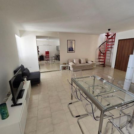 פסקיארה דל גארדה La Torretta Apartment מראה חיצוני תמונה